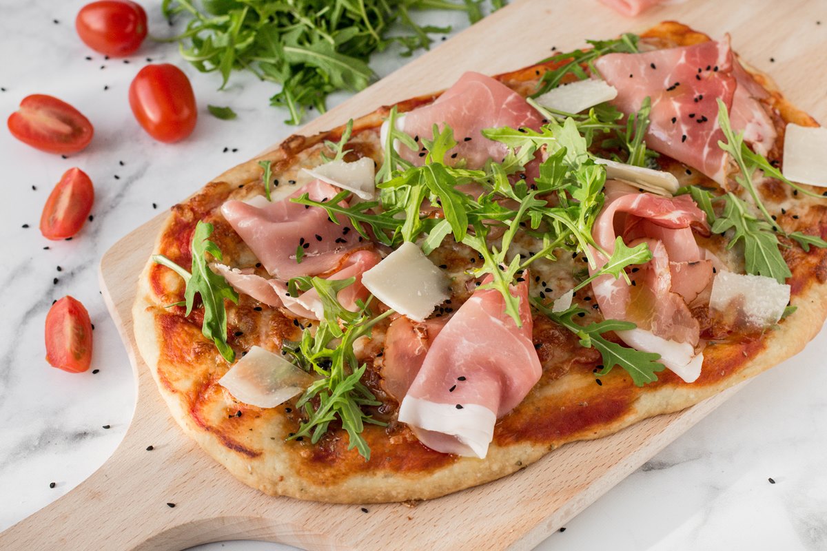 Pizza cu prosciutto si rucola - Bucătăria Urecheatei